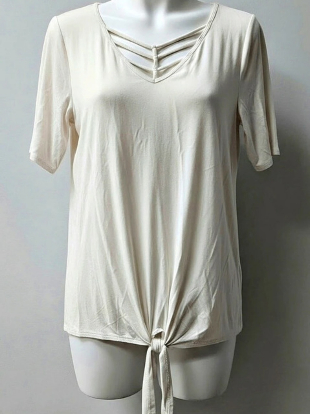 Maurices Short Sleeve Tie-Hem Top in Cream Size Medium NWT
